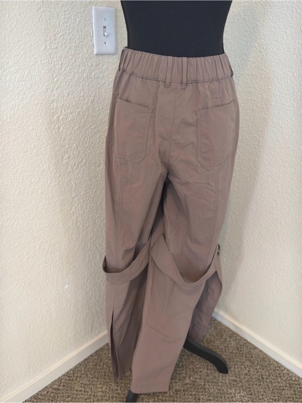 ALO Yoga Wide-Leg Cargo Pants in Mauve - Picture 6 of 10